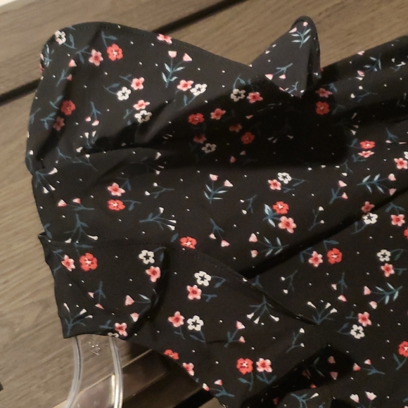 🍁New boutique flutter sleeve faux wrap top - Picture 11 of 13